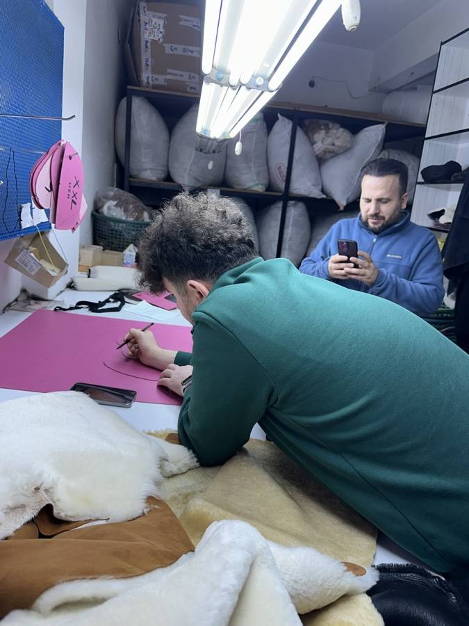 Zavelios værksted i Istanbul: et mønster til en fåreskindshue skæres ud